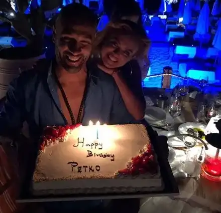 Петко празнува ЧРД №43 на плажа