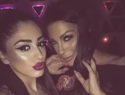 Плеймейтка ляга под ножа, за да прилича на Емануела