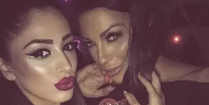 Плеймейтка ляга под ножа, за да прилича на Емануела