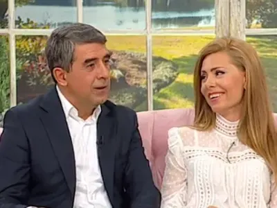 Плевнелиев сдобрява синовете си с Деси в Гърция (СНИМКИ)