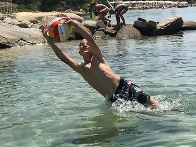 Плевнелиев сдобрява синовете си с Деси в Гърция (СНИМКИ)