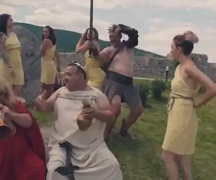 Радо Шишарката се гаври с историята, мята гюбеци на Перистера