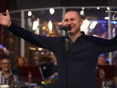 Съседи на Гъмзата протестират: Ходи без грам дрехи в дома си и не пуска пердетата!