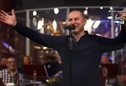 Съседи на Гъмзата протестират: Ходи без грам дрехи в дома си и не пуска пердетата!