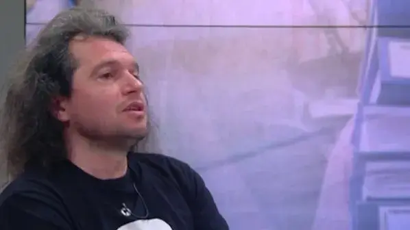 Сценарист на Слави гази закона