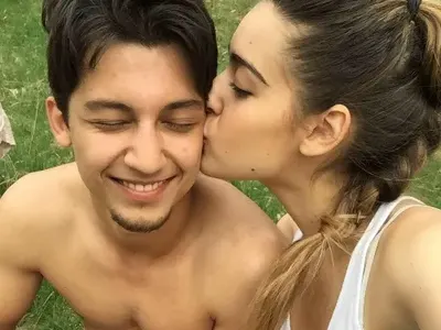 Щерката на Гала яхна гадже в морето