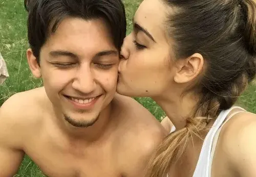 Щерката на Гала яхна гадже в морето