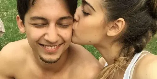 Щерката на Гала яхна гадже в морето