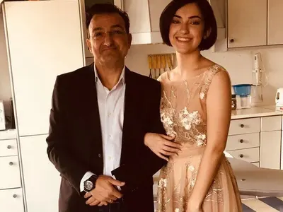 Щерката на Зуека с висше за 10 бона на година