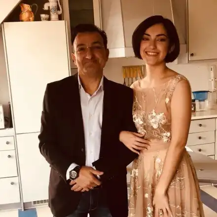 Щерката на Зуека с висше за 10 бона на година