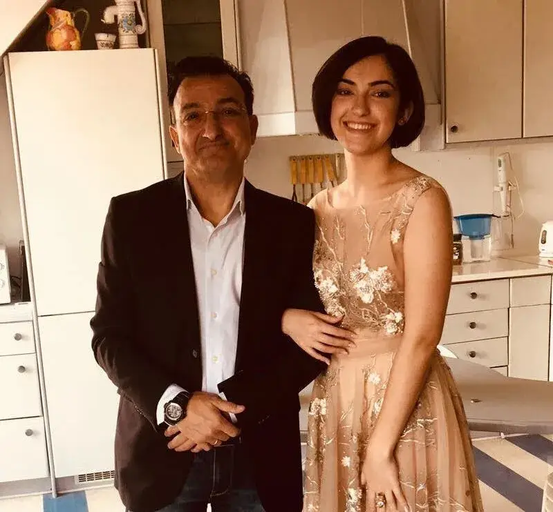 Щерката на Зуека с висше за 10 бона на година