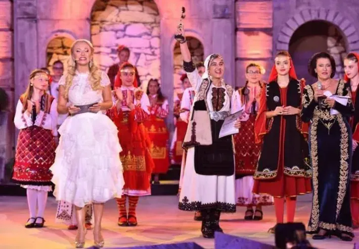 Скандал на „Пирин фолк“: Народна певица окраде Тончо Русев!