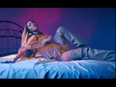 СКАНДАЛНИ КАДРИ! Биляна Лазарова показа яката си дупара на BG топ рапър! Ето колко е гореща във видеото към новата й песен „Bloody Mary”