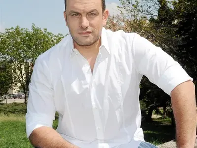 Вързаха тенекия на Юксел Кадриев, водещият си чукна среща с мъж, но...