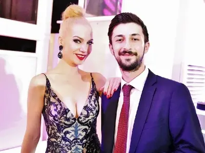 Вдовицата на Баташов купонджийка номер 1! Боряна си показа бюста и новия цвят на косата (Снимки)