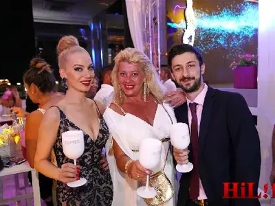 Вдовицата на Баташов купонджийка номер 1! Боряна си показа бюста и новия цвят на косата (Снимки)