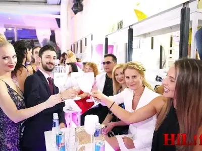 Вдовицата на Баташов купонджийка номер 1! Боряна си показа бюста и новия цвят на косата (Снимки)