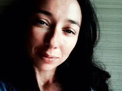 Вдовицата на Боян Петров лъсна почти без дрехи! (СНИМКИ)