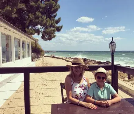 Венета Райкова взе детето и избяга от София