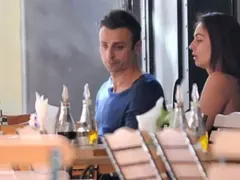 Бербатов се прозява от скука край жена си