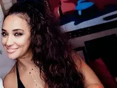 ПЪЛЕН СМЯХ! Вижте как Мария Илиева си преправя снимките, за да е слаба (Фото в оригинал с ШОКИРАЩИ разлики)