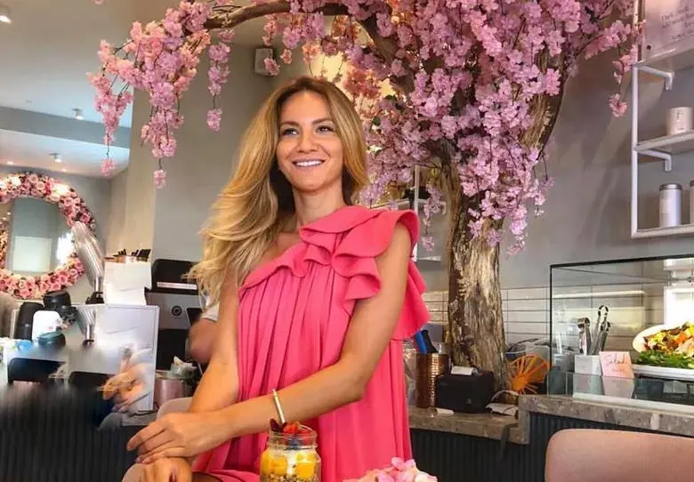 Зейнеб нагъва зелени кифли в Лондон