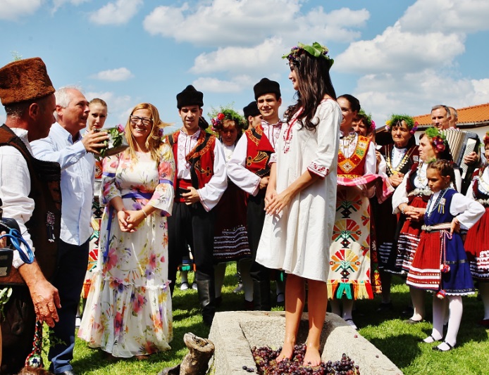В Старосел избраха 19-годишната Бояна Ацева за Царица на виното