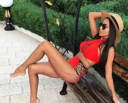 Алисия цъка „Монополи“