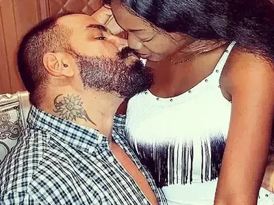 Азис награби двойничка на Наоми Кембъл