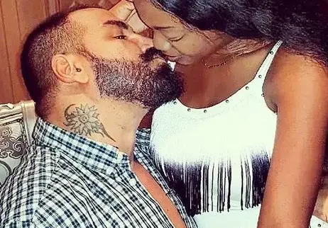 Азис награби двойничка на Наоми Кембъл