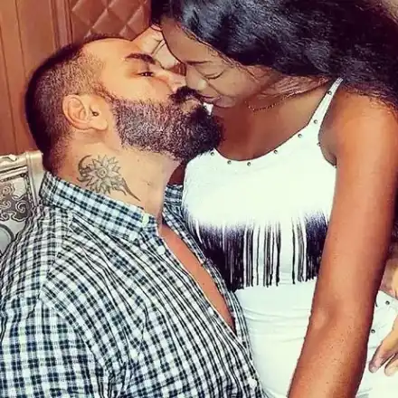 Азис награби двойничка на Наоми Кембъл