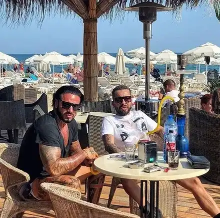 Благой Георгиев на море с нежен гримьор! Има ли нещо по така между тях?