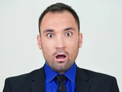 Боби Турбото най-сетне си  хвана гадже, налива я с коктейли