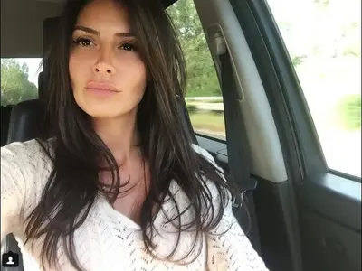 Черната Златка неглиже по улиците