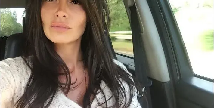 Черната Златка неглиже по улиците