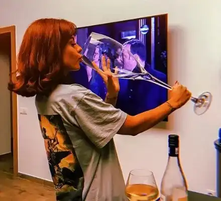 Цвети на Криско заприлича на ретро лелка! Промени прическата и цвета на косата си и се прецака