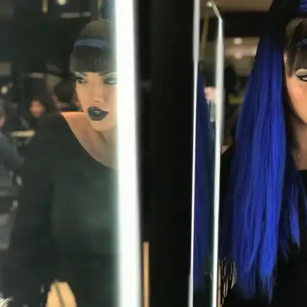 Дара със синя коса за ЧРД