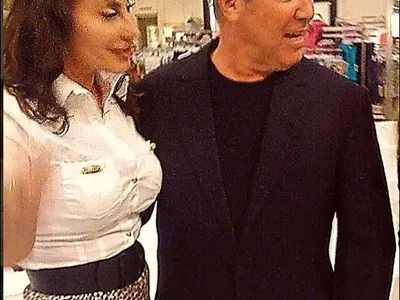 Дарина се гушка с шефа на „Версаче”