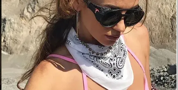 Диляна Попова с цайси на заварчик