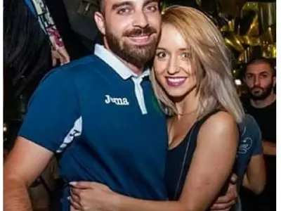 Ексклузивно в HotArena! Това ли е новата на Тото? Появи се снимка как го целува, а той яко се кефи!