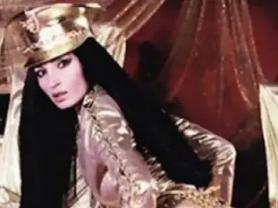 Есил Дюран заголи дупе в пошла снимка от миналото (Фото за възрастни)