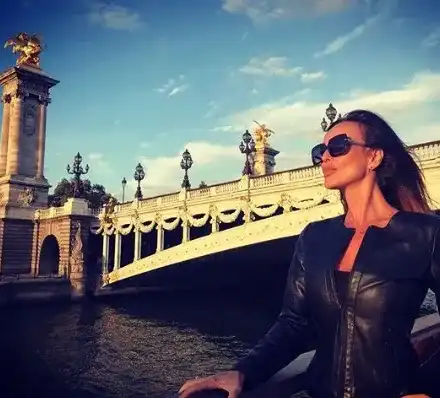 Глория се влюби в Париж! Певицата изглежда чудесно (СНИМКИ)