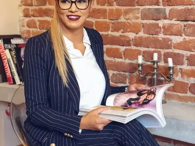 Жени Джаферович скри бомбите в бизнес костюм