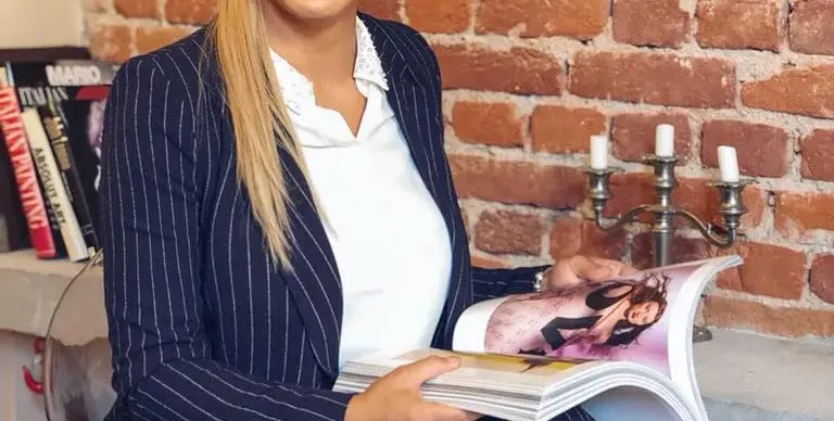 Жени Джаферович скри бомбите в бизнес костюм