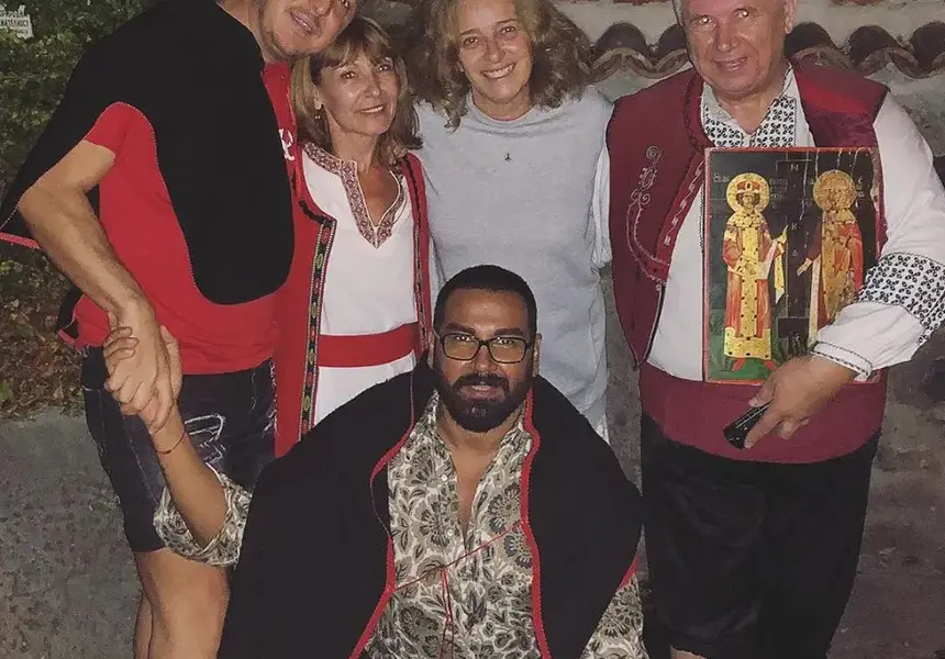 Катето  Евро на нож със сина и снахата, смени ги с Азис