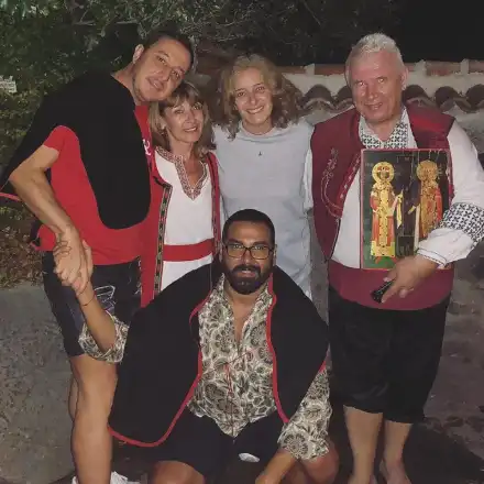 Катето  Евро на нож със сина и снахата, смени ги с Азис