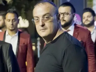 Краси Радков кръшка с тъмнокоса колежка? Комикът ползва Ванката за прикритие