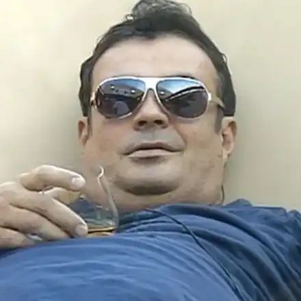 Ласкин няколко пъти прескача трапа: Колабира във „Фермата“ и в гримьорната преди представление, жена му го намира в тежко състояние