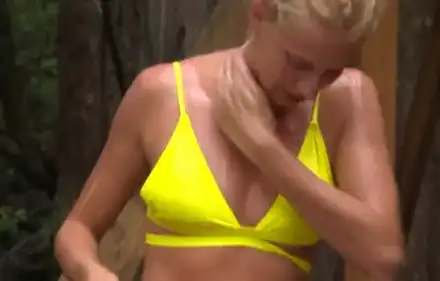 Мъжете от „Фермата“ 4 плакнат очи по гола участничка (Горещо фото)