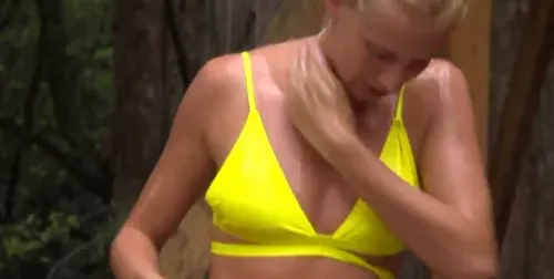 Мъжете от „Фермата“ 4 плакнат очи по гола участничка (Горещо фото)